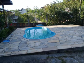 Casa agradável 2d 2 camas de casal 2 colchões solteiros 1 sofá cama piscina churrasqueira ar na sala